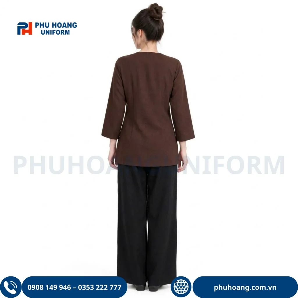 Bộ bà ba màu nâu quần đen vải kate cao cấp Đặt mua bộ bà ba màu nâu quần đen vải kate cao cấp tại Phú Hoàng Uniform. Thiết kế truyền thống, thấm hút mồ hôi, đường may sắc sảo. Hotline: 0353.222.777.
