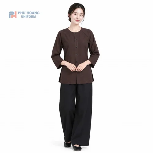 Đặt mua bộ bà ba màu nâu quần đen vải kate cao cấp tại Phú Hoàng Uniform. Thiết kế truyền thống, thấm hút mồ hôi, đường may sắc sảo. Hotline: 0353.222.777.