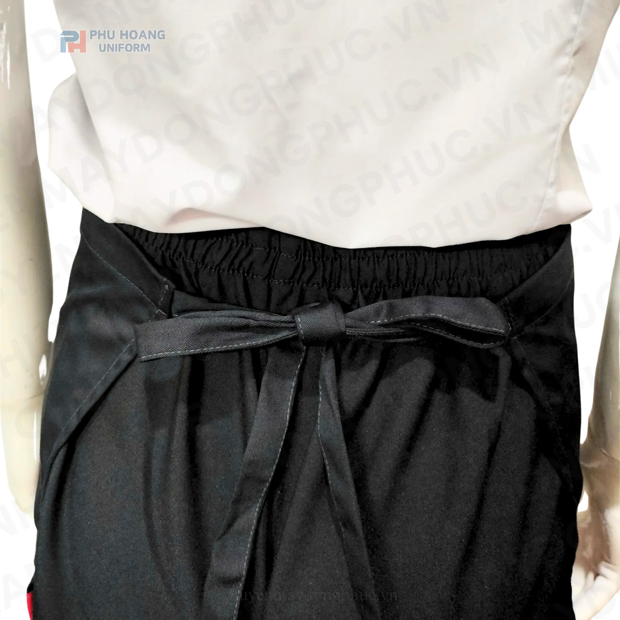 TẠP DỀ CỘT NGANG ĐEN VIỀN ĐỎ LINE V Tạp dề cột ngang