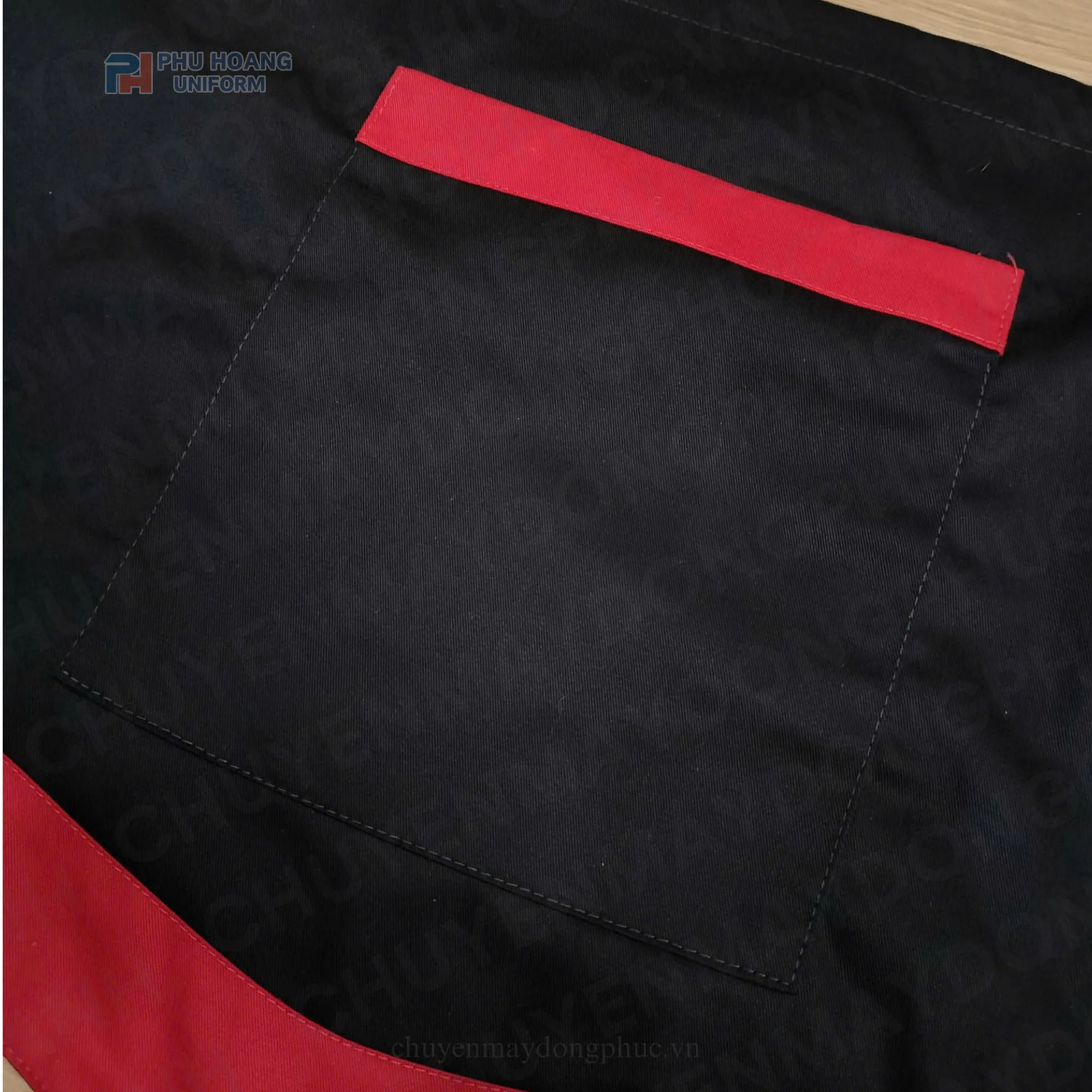 TẠP DỀ CỘT NGANG ĐEN VIỀN ĐỎ LINE V Tạp dề cột ngang