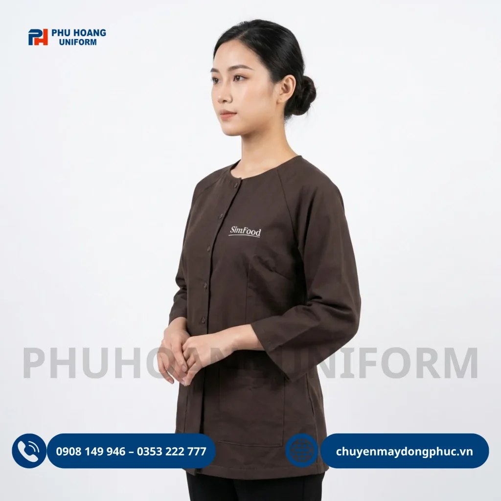 Mẫu áo bà ba đồng phục màu nâu tay dài, thiết kế lịch sự và thoải mái, phù hợp cho nhân viên nhà hàng, quán ăn, doanh nghiệp, sự kiện và đội nhóm.