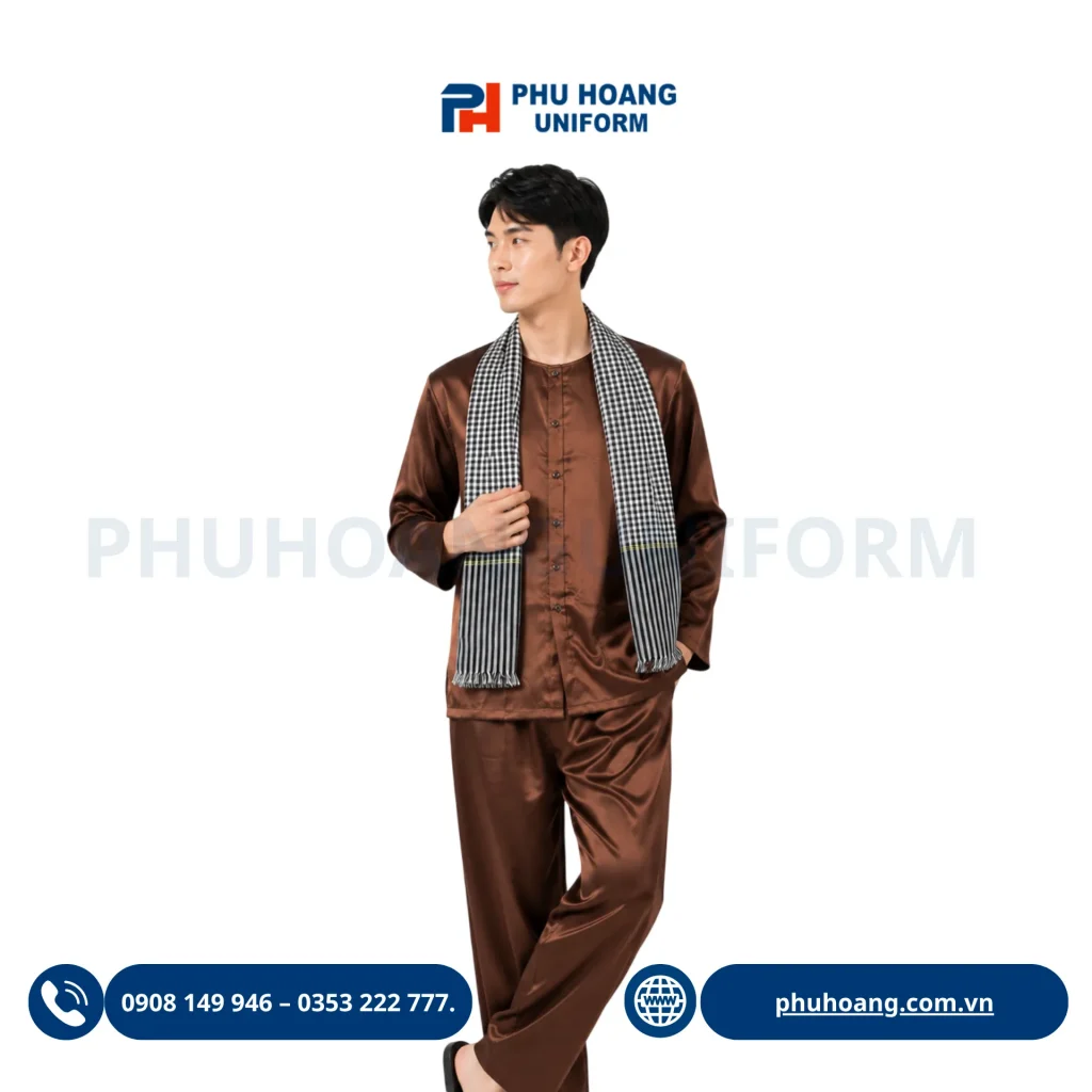 Hình ảnh thực tế mẫu áo bà ba đồng phục màu nâu trơn với đường may tỉ mỉ, phom dáng thoải mái, mang lại vẻ đẹp đậm chất truyền thống Nam Bộ cho nhân viên nhà hàng