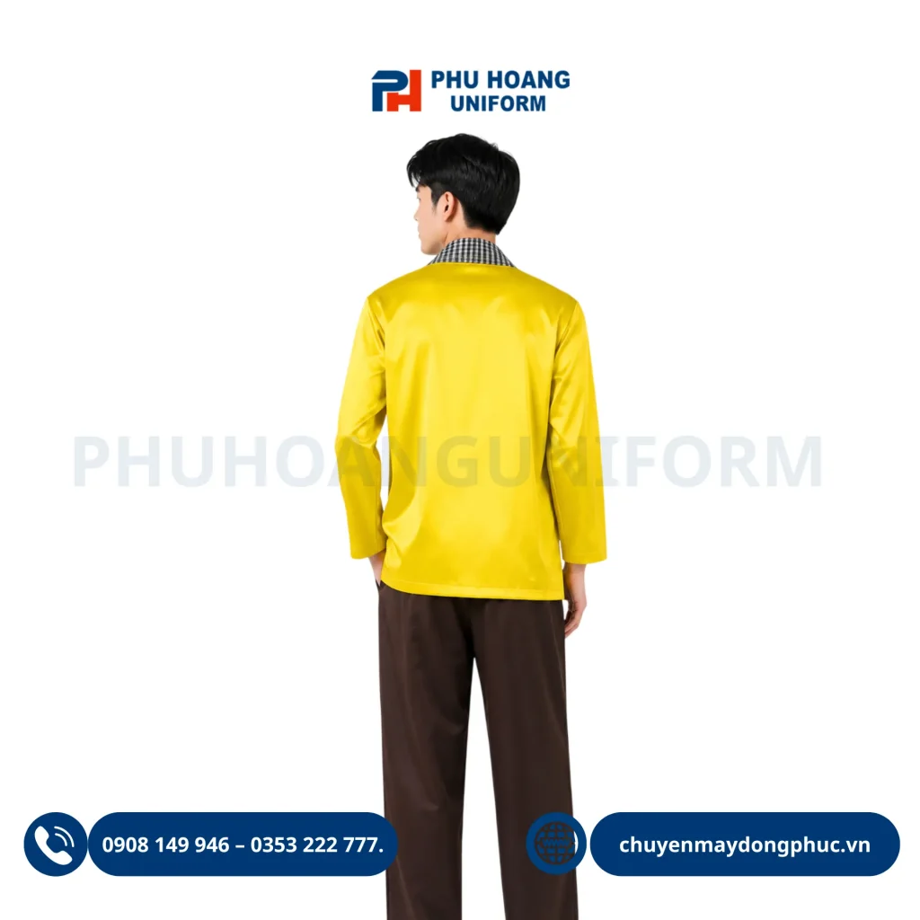 Mẫu thiết kế áo bà ba nam màu vàng nổi bật phối cùng quần lụa nâu và khăn rằn, phù hợp làm đồng phục cho các nhà hàng ẩm thực đồng quê.