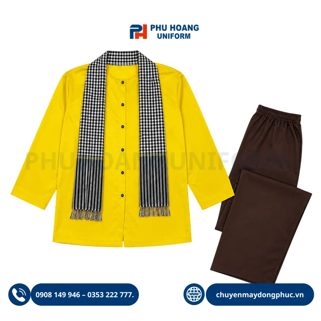 ẫu thiết kế áo bà ba nam màu vàng nổi bật phối cùng quần lụa nâu và khăn rằn, phù hợp làm đồng phục cho các nhà hàng ẩm thực đồng quê.