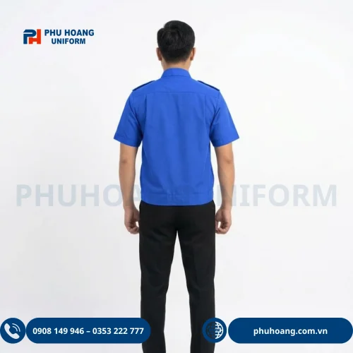 Áo bảo vệ tay ngắn bo gấu màu xanh, kiểu dáng gọn nhẹ với hai túi ngực tiện dụng, dễ phối cùng quần đồng phục bảo vệ.