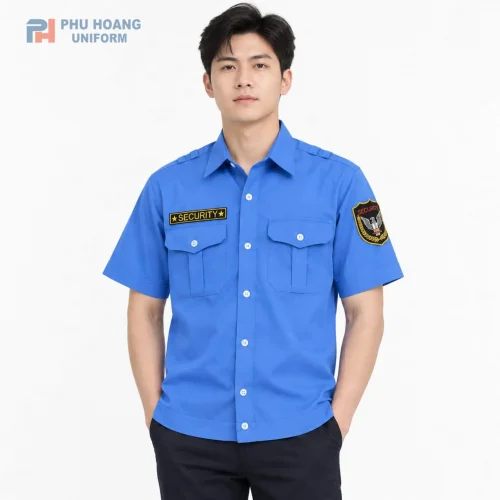 Áo bảo vệ tay ngắn bo gấu màu xanh, kiểu dáng gọn nhẹ với hai túi ngực tiện dụng, dễ phối cùng quần đồng phục bảo vệ.