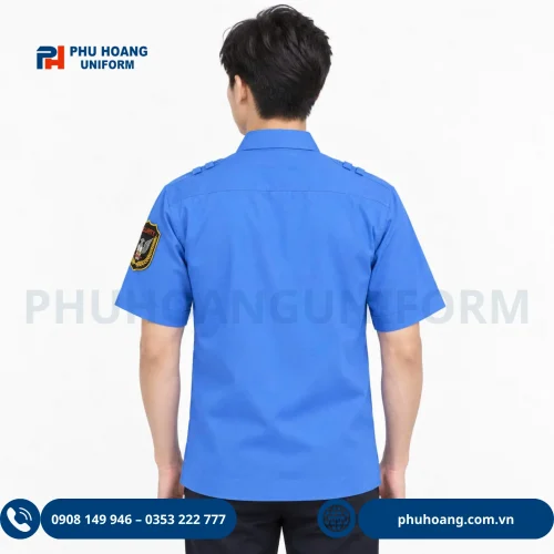 Áo bảo vệ tay ngắn bo gấu màu xanh, kiểu dáng gọn nhẹ với hai túi ngực tiện dụng, dễ phối cùng quần đồng phục bảo vệ.