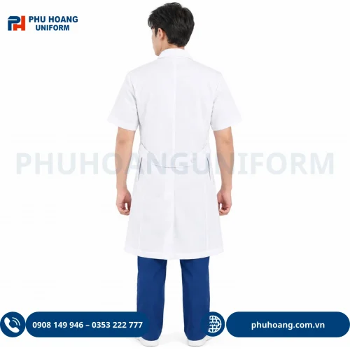 Hình ảnh mặt trước mẫu áo blouse bác sĩ tay ngắn nam màu trắng cao cấp, form chuẩn y tế của Phú Hoàng Uniform.