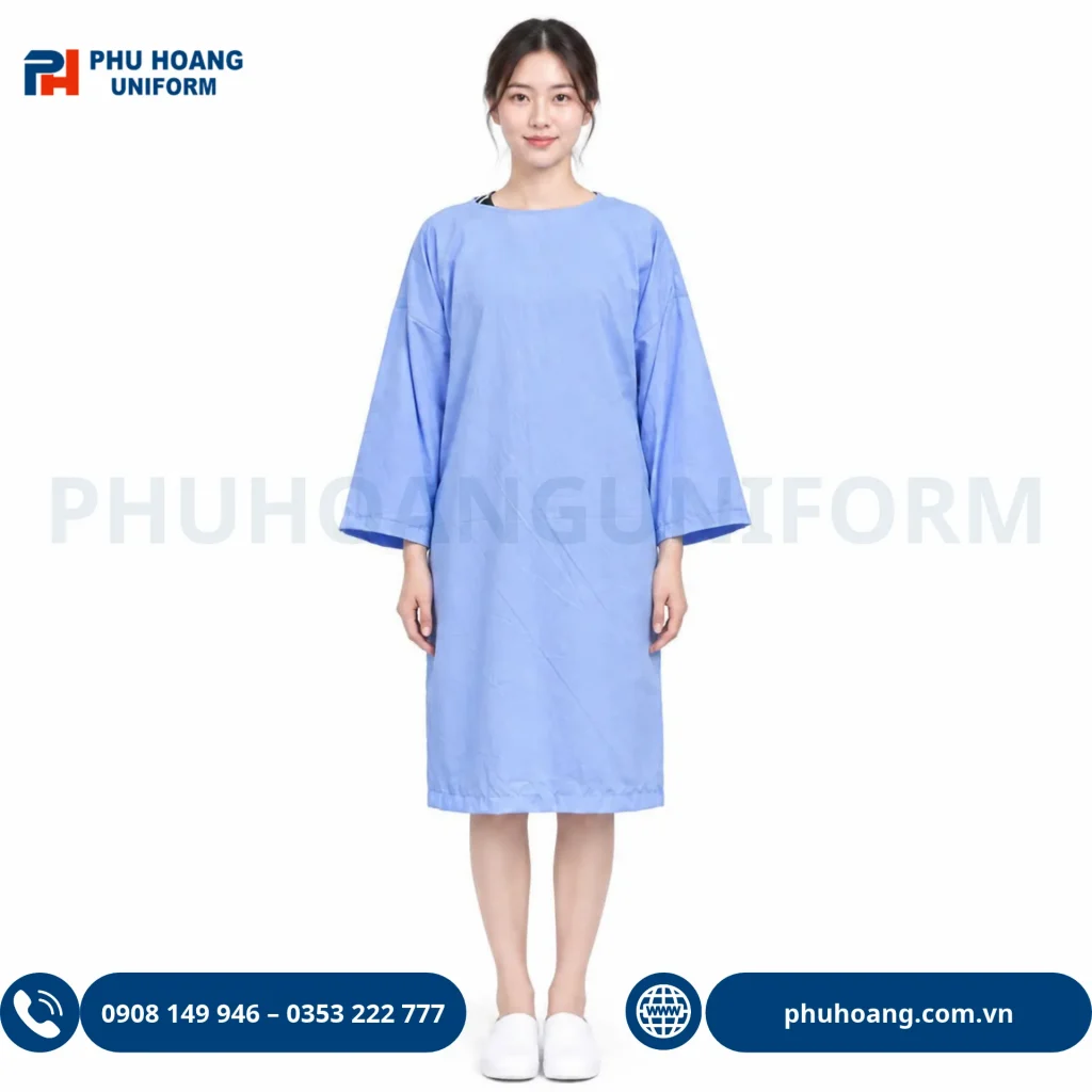Áo choàng bệnh nhân do Phú Hoàng sản xuất Hình ảnh nam và nữ mặc áo choàng bệnh nhân màu xanh cao cấp, thiết kế rộng rãi chuẩn y tế của Đồng Phục Phú Hoàng.