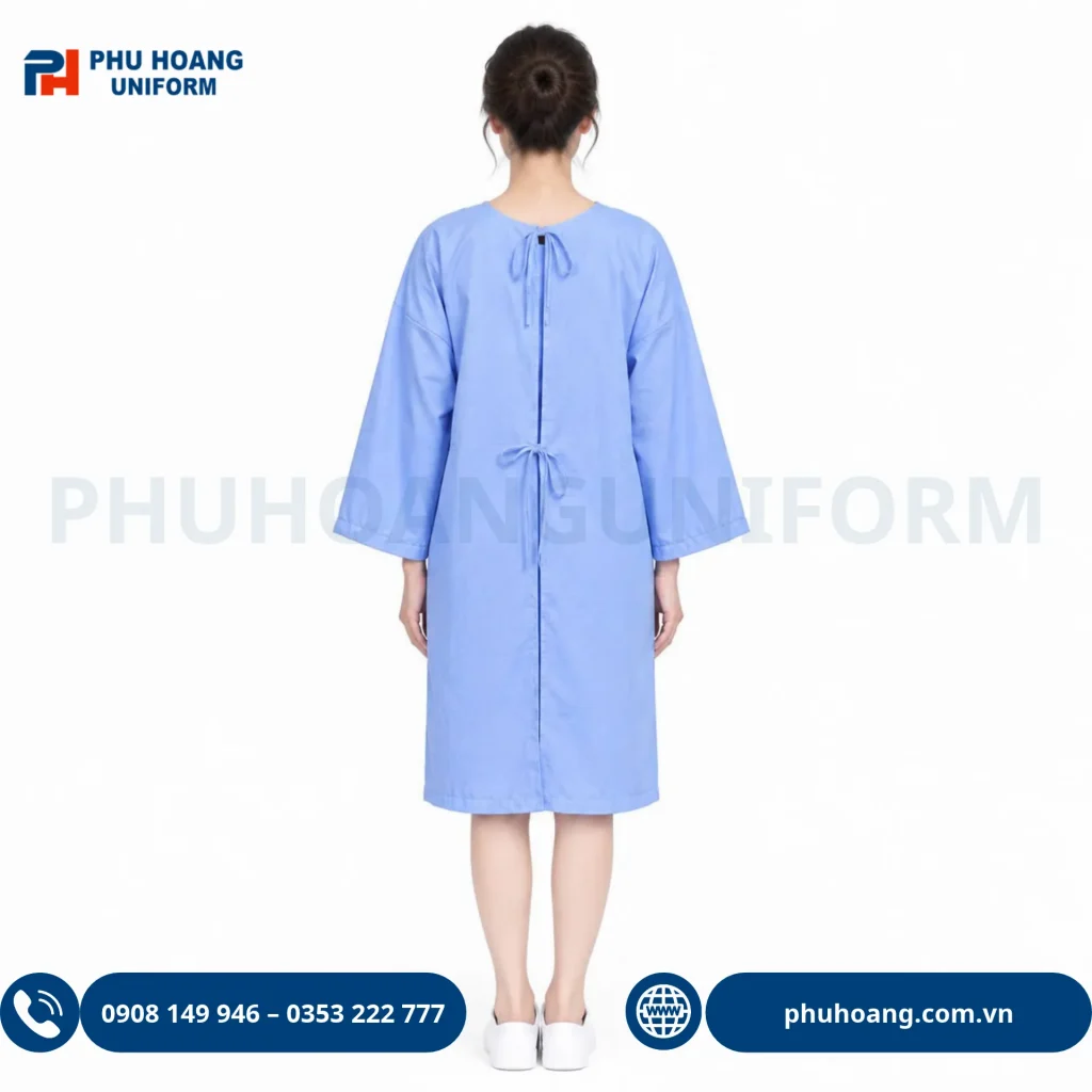 Áo choàng bệnh nhân do Phú Hoàng sản xuất Hình ảnh nam và nữ mặc áo choàng bệnh nhân màu xanh cao cấp, thiết kế rộng rãi chuẩn y tế của Đồng Phục Phú Hoàng.