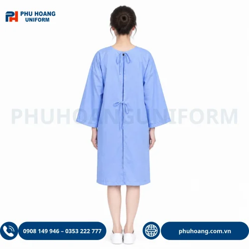 Hình ảnh nam và nữ mặc áo choàng bệnh nhân màu xanh cao cấp, thiết kế rộng rãi chuẩn y tế của Đồng Phục Phú Hoàng.