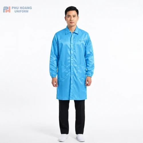Hình ảnh áo choàng phòng sạch chống tĩnh điện khóa kéo màu xanh cao cấp tại Đồng Phục Phú Hoàng.