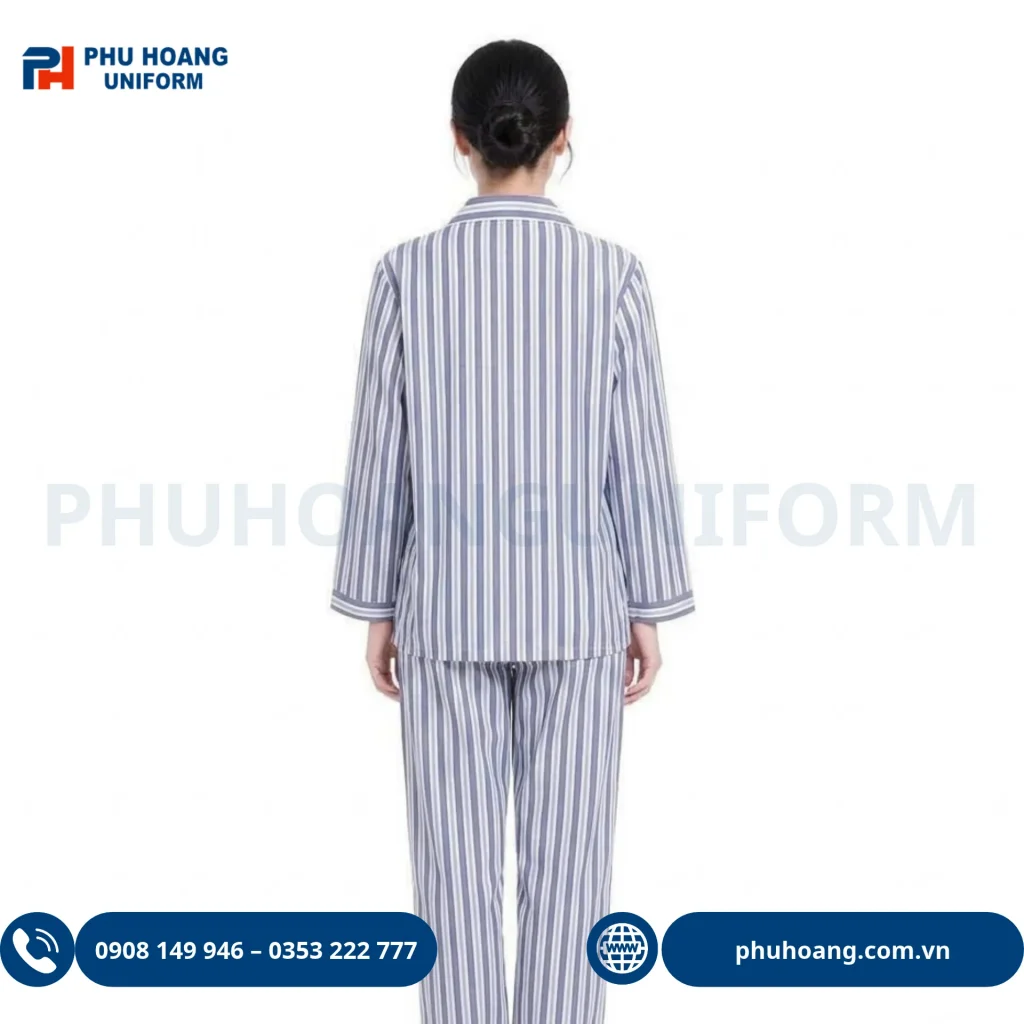 Bộ đồ bệnh nhân sọc xanh Hình ảnh nam và nữ mặc bộ đồ bệnh nhân sọc xanh cao cấp, thiết kế dài tay phom rộng rãi chuẩn y tế của Đồng Phục Phú Hoàng.