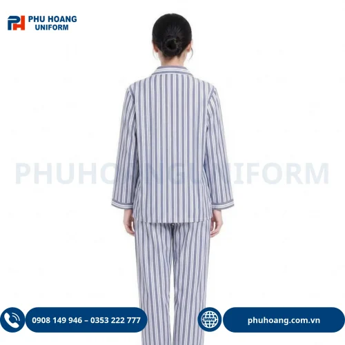 Hình ảnh nam và nữ mặc bộ đồ bệnh nhân sọc xanh cao cấp, thiết kế dài tay phom rộng rãi chuẩn y tế của Đồng Phục Phú Hoàng.