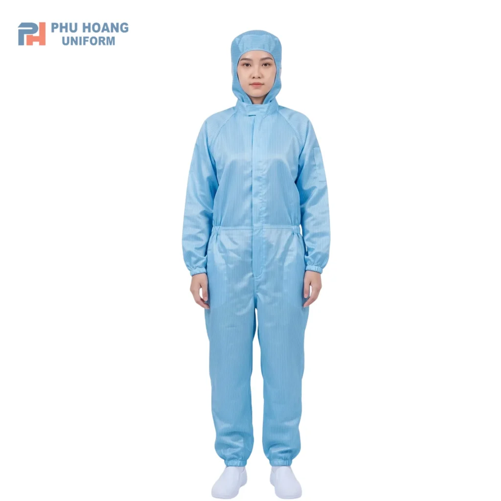 Bộ phòng sạch chống tĩnh điện liền thân màu xanh Bộ phòng sạch chống tĩnh điện liền thân màu xanh, thiết kế gọn gàng, phù hợp sử dụng trong nhà máy, phòng sạch và sản xuất điện tử.
