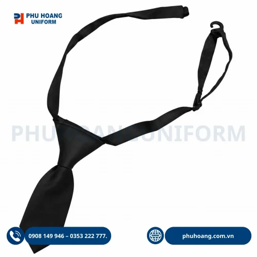 Hình ảnh chi tiết mẫu cà vạt dây cài màu đen. Sản phẩm có thiết kế thắt sẵn, form dáng chuẩn, chất liệu bền đẹp, phù hợp kết hợp với áo sơ mi làm đồng phục công sở, quản lý, lễ tân, hoặc nhân viên phục vụ nhà hàng - khách sạn.