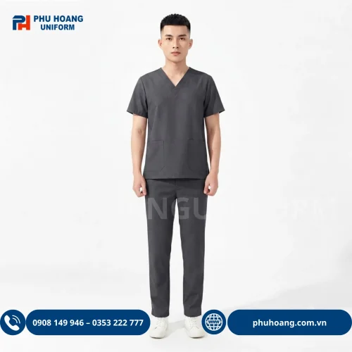 Đồng phục scrubs ghi cao cấp cho spa và clinic, chất liệu vải cotton lạnh, áo cổ tim và quần lưng cạp chun tiện dụng của Phú Hoàng Uniform.