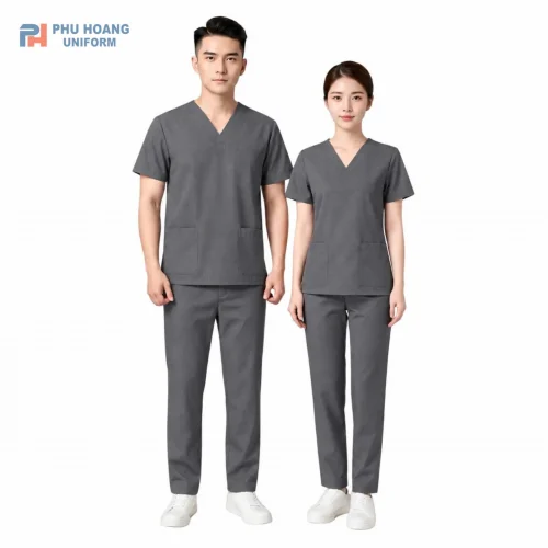 Đồng phục scrubs ghi cao cấp cho spa và clinic, chất liệu vải cotton lạnh, áo cổ tim và quần lưng cạp chun tiện dụng của Phú Hoàng Uniform.