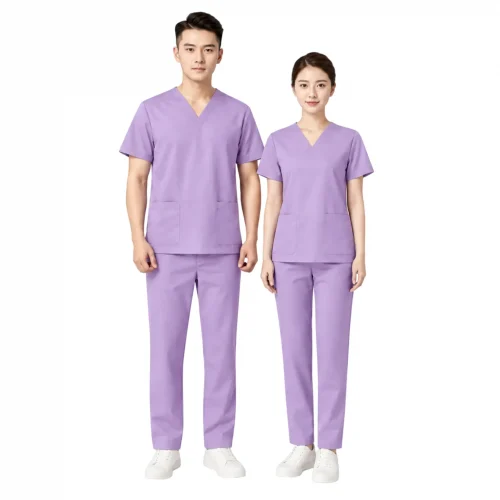 Bộ scrubs điều dưỡng tím nhạt chất liệu cotton lạnh cao cấp, thiết kế cổ tim và quần lưng chun tiện lợi của Phú Hoàng Uniform.