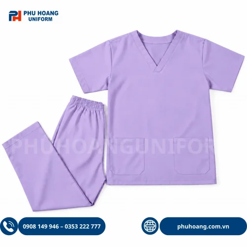 Bộ scrubs điều dưỡng tím nhạt chất liệu cotton lạnh cao cấp, thiết kế cổ tim và quần lưng chun tiện lợi của Phú Hoàng Uniform.
