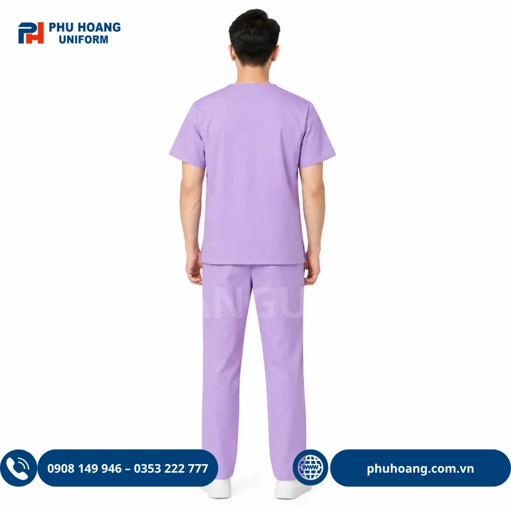 BỘ SCRUBS ĐIỀU DƯỠNG TÍM NHẠT Bộ scrubs điều dưỡng tím nhạt chất liệu cotton lạnh cao cấp, thiết kế cổ tim và quần lưng chun tiện lợi của Phú Hoàng Uniform.