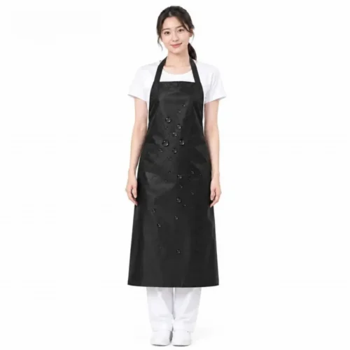 Hình ảnh nam và nữ mặc mẫu tạp dề nilon màu đen cao cấp, kích thước 100x75cm, chống thấm nước tuyệt đối, phù hợp cho nhà bếp, salon tóc và công nghiệp.