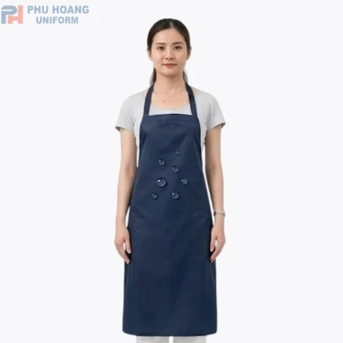Tạp dề nilon màu xanh đen có thiết kế đơn giản, nhẹ, dễ vệ sinh và phù hợp sử dụng trong nhà hàng, quán ăn, bếp và các môi trường cần bảo vệ trang phục.