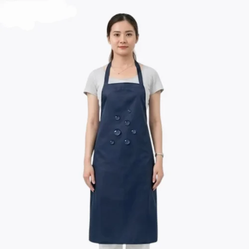 Tạp dề nilon màu xanh đen có thiết kế đơn giản, nhẹ, dễ vệ sinh và phù hợp sử dụng trong nhà hàng, quán ăn, bếp và các môi trường cần bảo vệ trang phục.