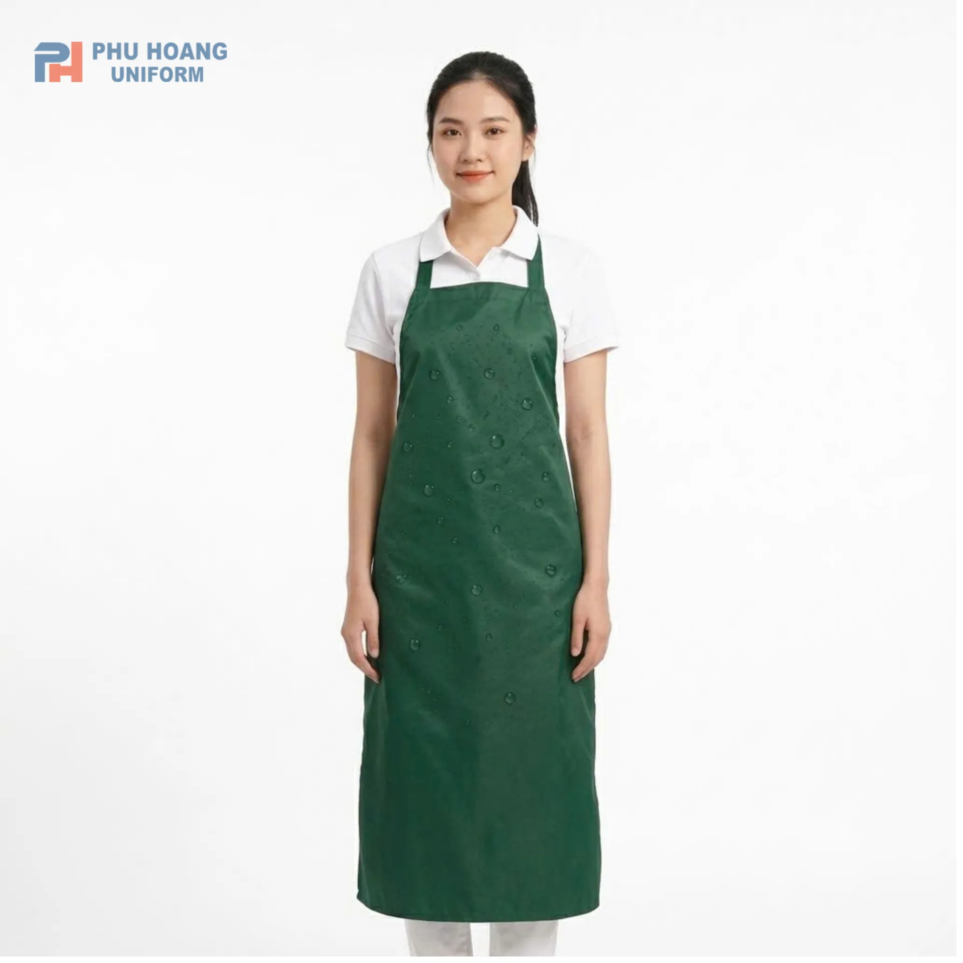 tap-de-nilon-chong-tham-nuoc-xanh-la-dam Hình ảnh người mẫu mặc mẫu tạp dề nilon màu xanh lá đậm cao cấp kích thước 100x75cm, chống thấm nước, chuyên dùng cho nông sản và thực phẩm sạch.