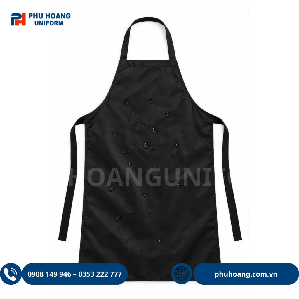 TẠP DỀ NILON ĐEN Hình ảnh nam và nữ mặc mẫu tạp dề nilon màu đen cao cấp, kích thước 100x75cm, chống thấm nước tuyệt đối, phù hợp cho nhà bếp, salon tóc và công nghiệp.