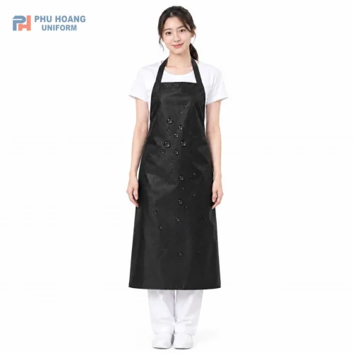 Hình ảnh nam và nữ mặc mẫu tạp dề nilon màu đen cao cấp, kích thước 100x75cm, chống thấm nước tuyệt đối, phù hợp cho nhà bếp, salon tóc và công nghiệp.